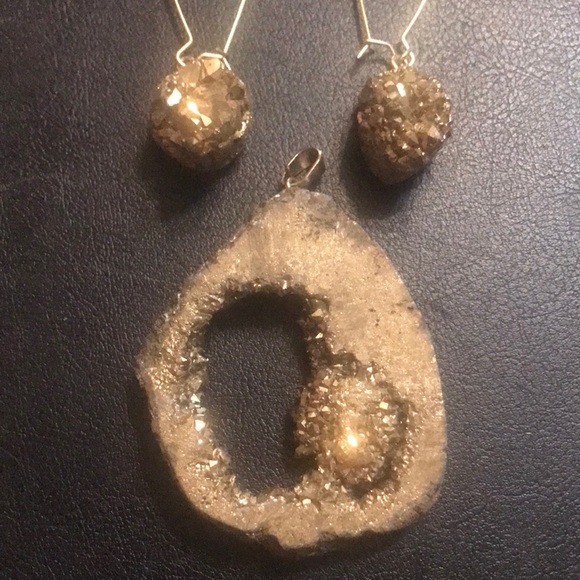 Jewelry - Gold Stone pendant with matching earrings